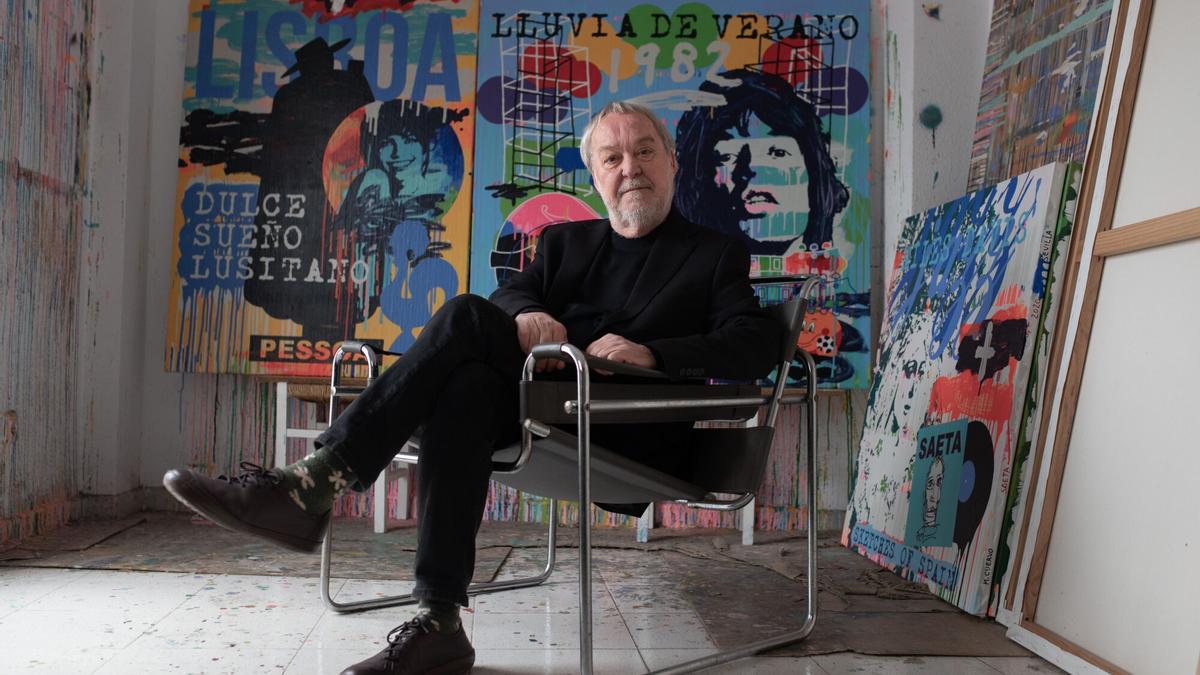 Manolo Cuervo, pintor y cartelista, posa en su taller durante la entrevista concedida a El Correo de Andalucía