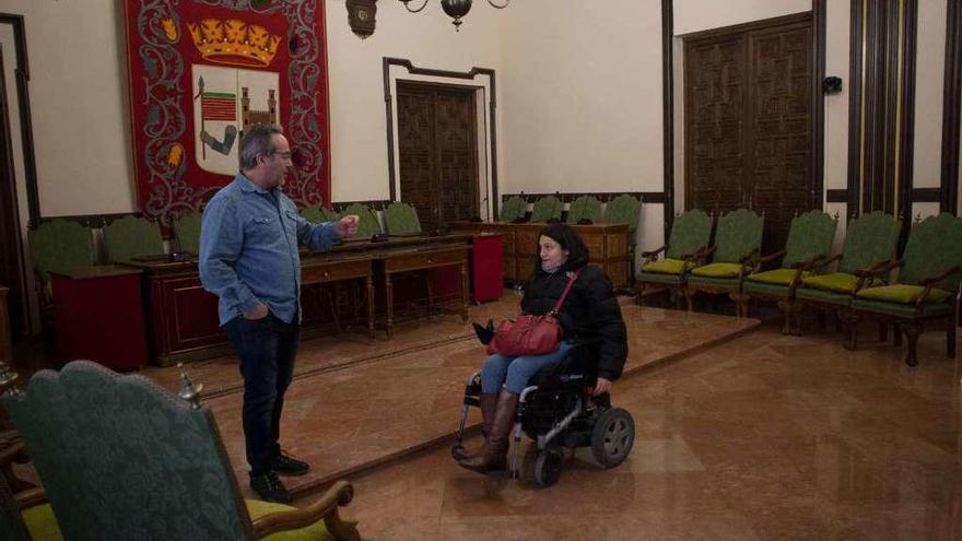 Francisco Guarido y María Eugenia Cabezas junto a los escalones redescubiertos.