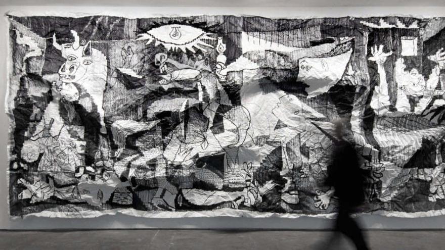 Javier Arce reproduce el Guernica con sus mismas dimensiones, una de las piezas de la muestra