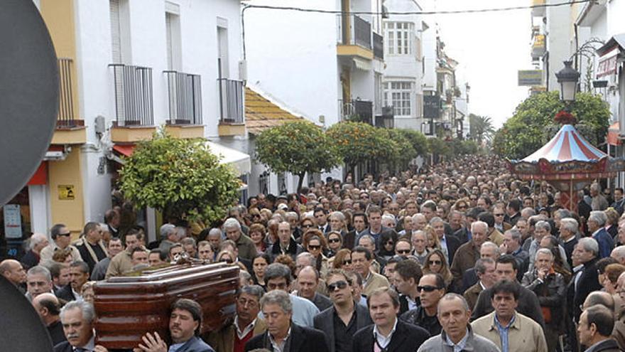 Despedida. Más de 2.500 personas arroparon a la familia.
