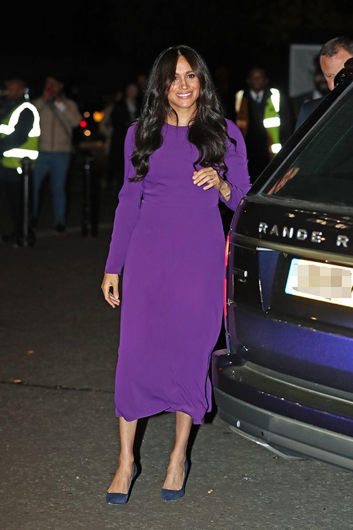 Meghan Markle con vestido morado y zapatos azules