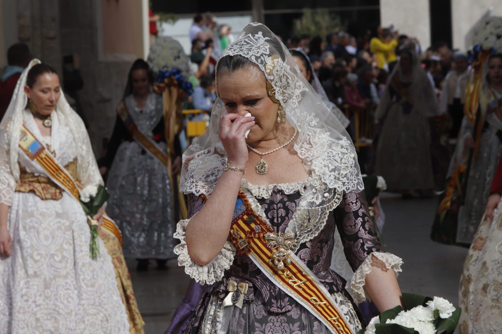 Desbordante emoción en las primeras fotos de la ofrenda de fallas 2024