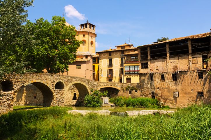 Pasear por Vic es una auténtica delicia. Aquí, un antiguo puente de piedra.