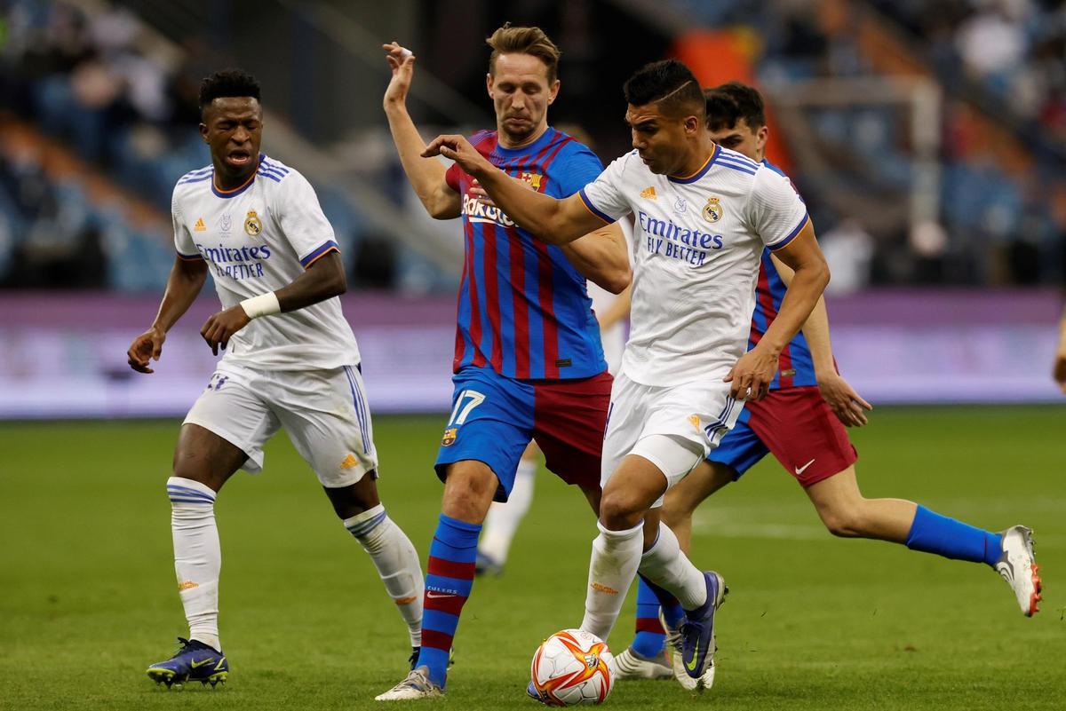 Casemiro, presionado por los jugadores del Barcelona.