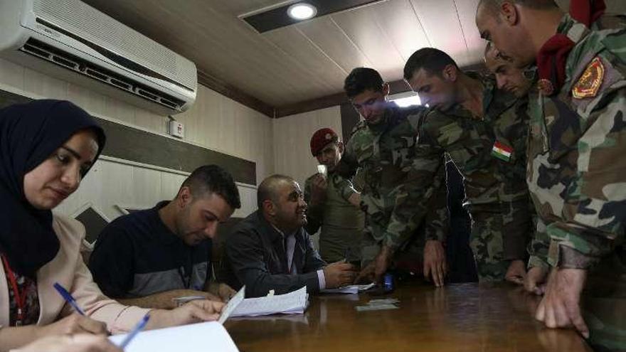 Fuerzas de seguridad kurdas, votando en el referéndum secesionista.