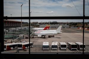 Archivo - Varios aviones de Iberia en la pista de la Terminal 4 (T4) del aeropuerto Adolfo Suárez Madrid-Barajas, a 8 de junio de 2022, en Madrid, (España).