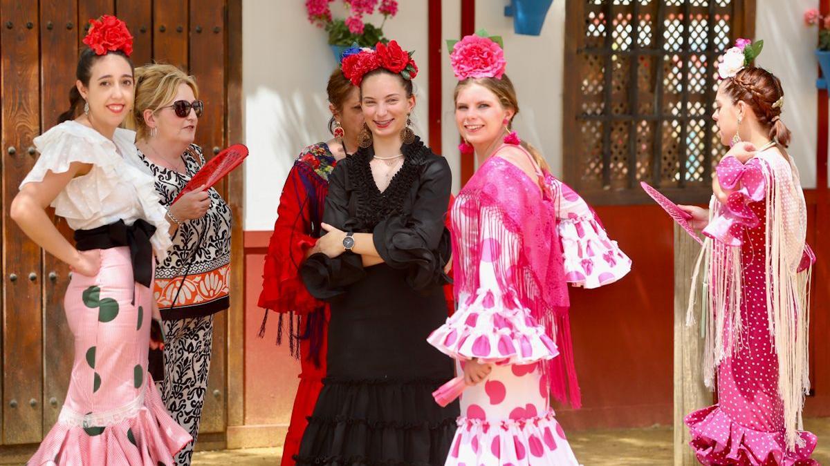 Mujeres con trajes de gitana en la Feria de Córdoba, este viernes.