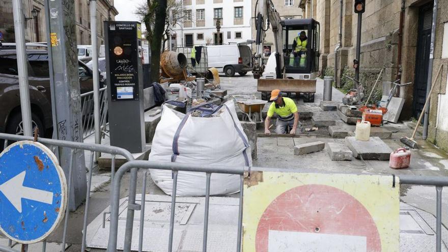 Obras de reparación dos bolardos en San Fiz de Solovio, onte / |  A. HERNÁNDEZ