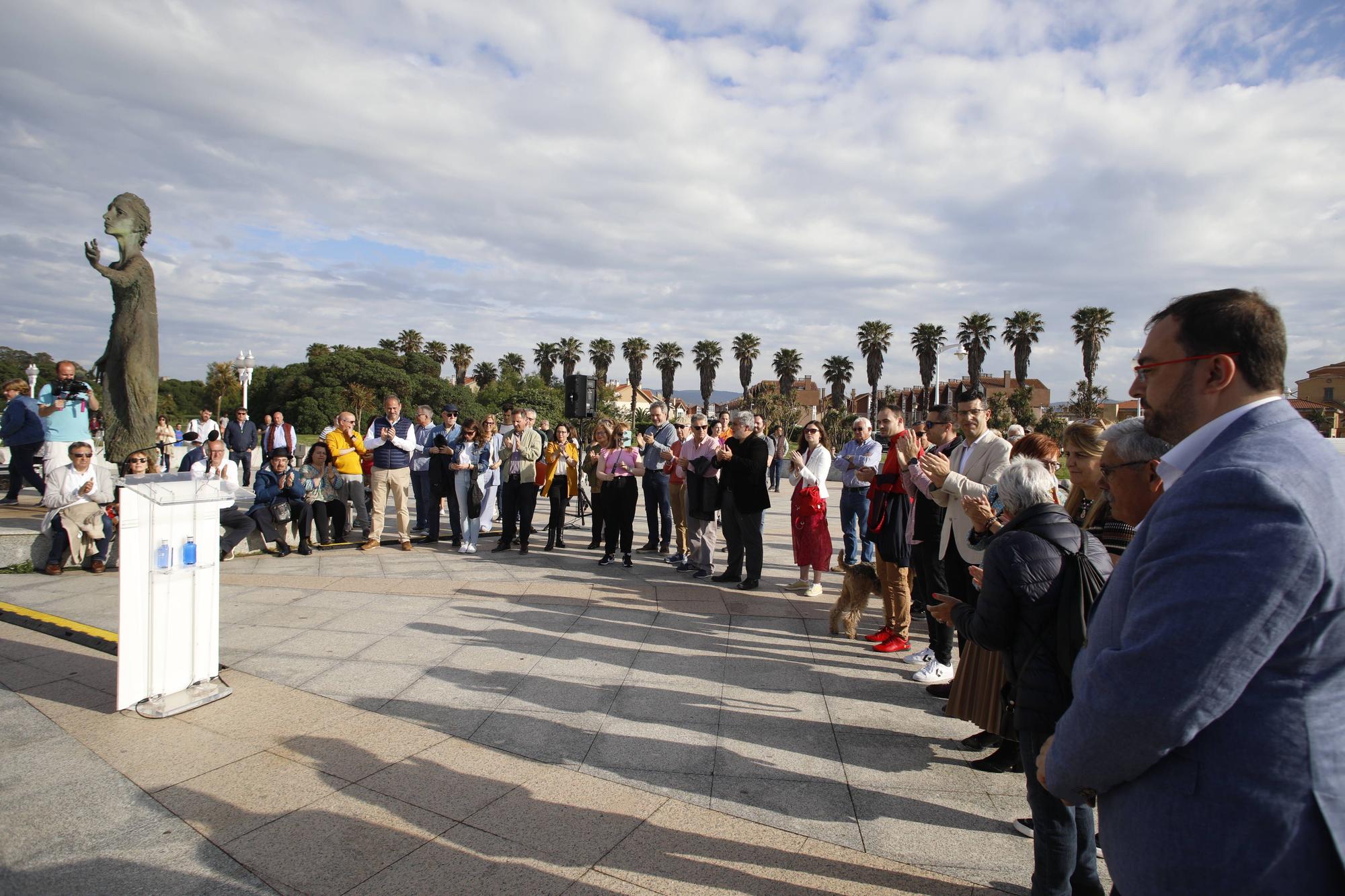 EN IMÁGENES:  Así fue el homenaje a los exiliados por la Guerra Civil y la posterior represión franquista organizado por los socialistas de Gijón junto a la estatua de "La Madre del Emigrante"