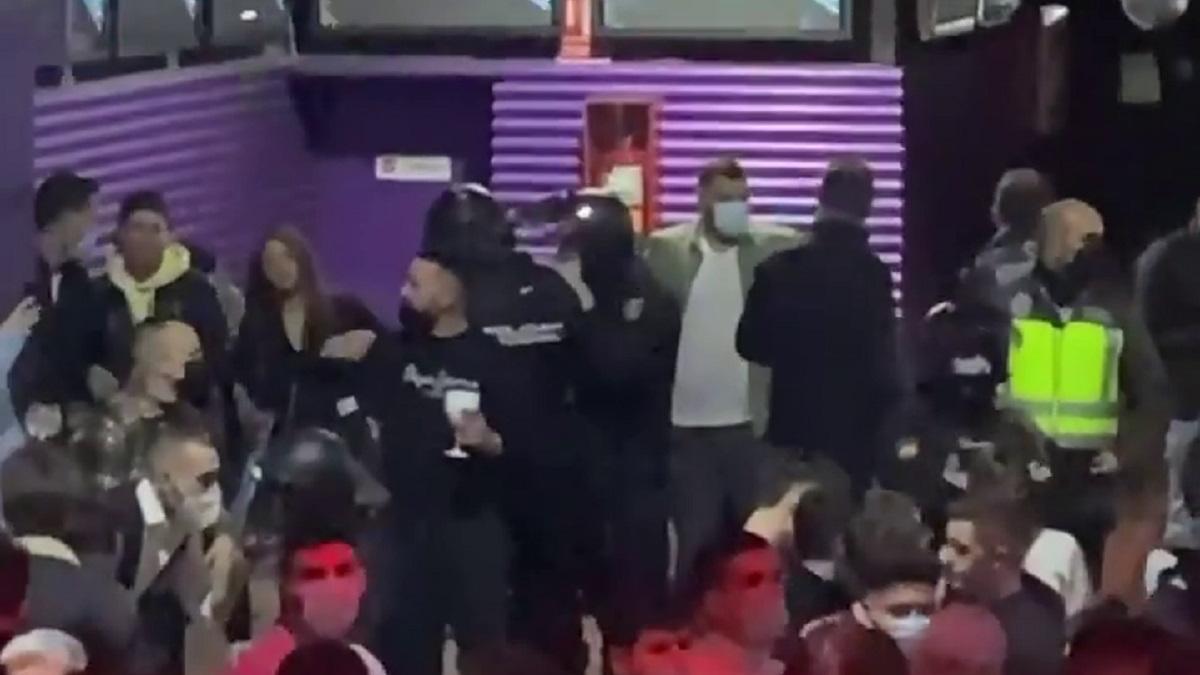 La Policía Nacional inspeccionó el sábado varias discotecas en un dispositivo muy cuestionado por el sector del ocio nocturno.