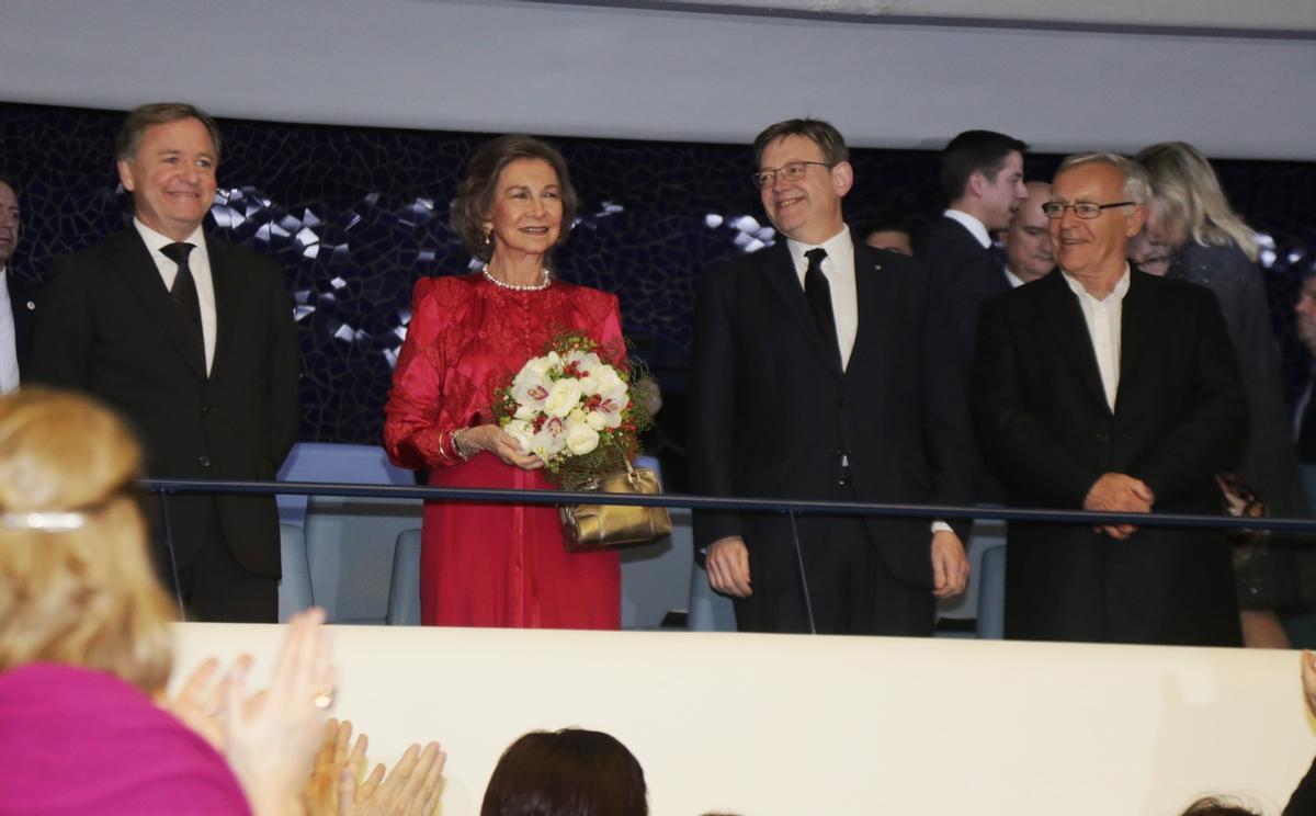 La reina Sofía con Ximo Puig, Joan Ribó y Manuel Alcaraz en el palco presidencia de Les Arts.