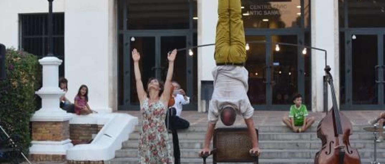 mumusic circus puso ayer el broche de oro al Off Romà en el Port de Sagunt dentro del festival Sagunt a Escena 2016. La compañía catalana llevó hasta el Centro Cívico su último espectáculo «Amigoo» creado, dirigido, compuesto e interpretado por Marçal Calvet y Clara Poch. f provi morillas