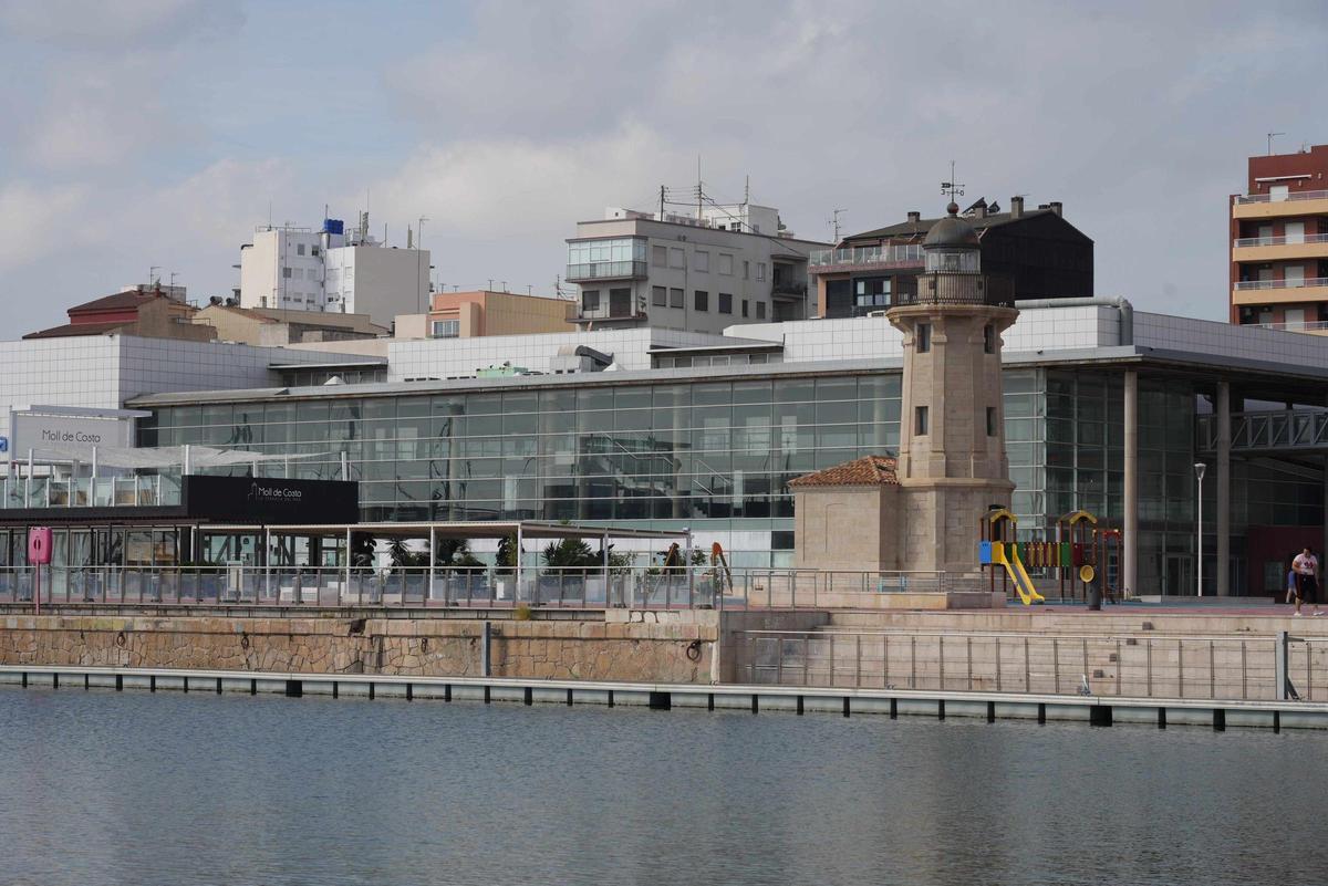 Antiguo edificio de los cines del puerto de Castellón.