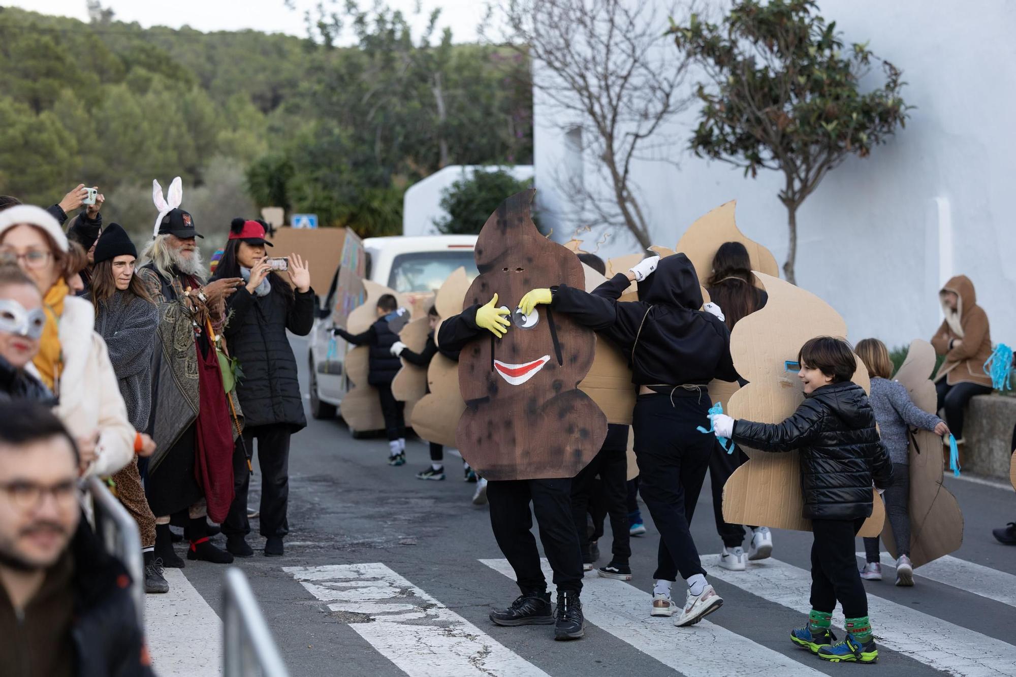 Mira aquí las imágenes de la rúa de carnaval en Sant Joan