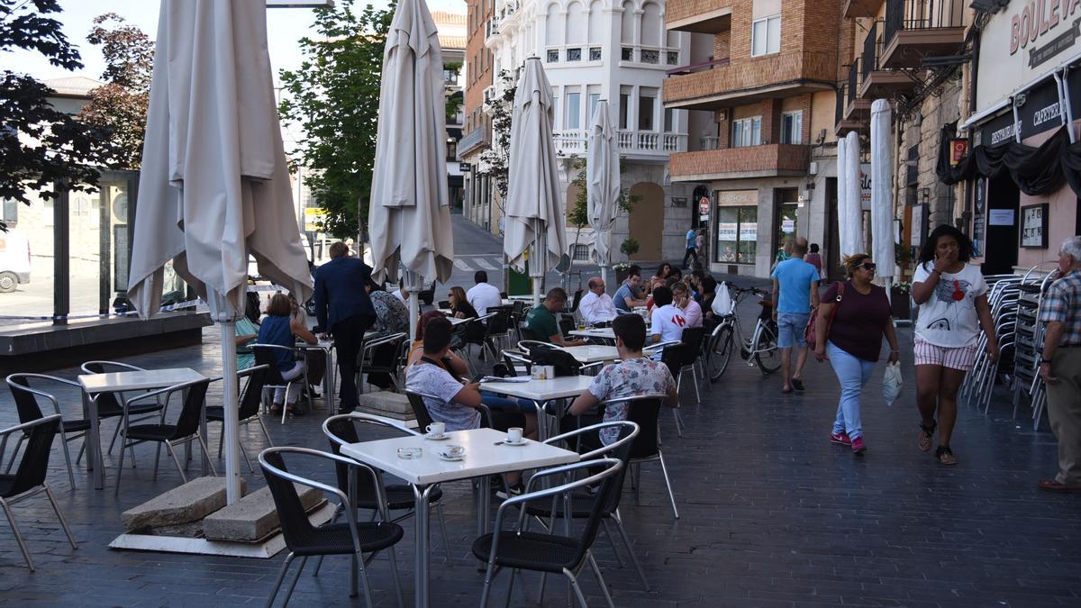 Terraza de un bar turolense en la plaza del Óvalo