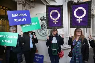 El Tribunal Supremo británico dicta que las mujeres trans no entran en la definición legal de 'mujer'