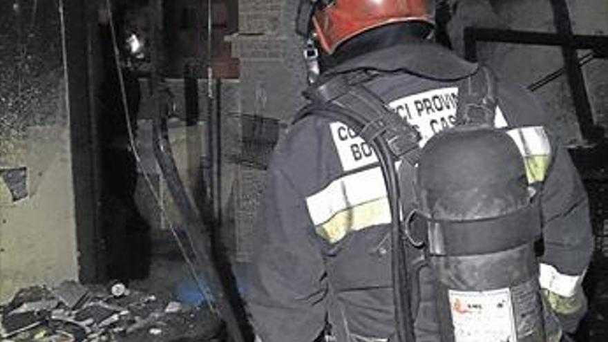 Rescatan a un hombre tras arder su casa en Almassora