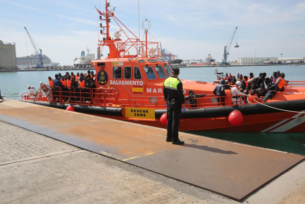 Trasladan al puerto de Málaga a 54 inmigrantes de una patera