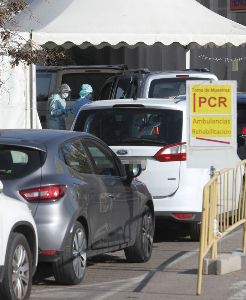 Colas para los test de Covid-19 en el Hospital de Sagunt, a las puertas de la Navidad.