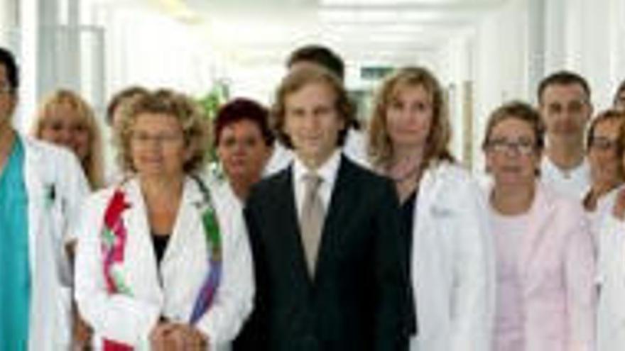 La consellera de Salud de la Generalitat de Cataluña, Marina Geli (c), acompañada por el equipo médico del Hospital Clínic de Barcelona.