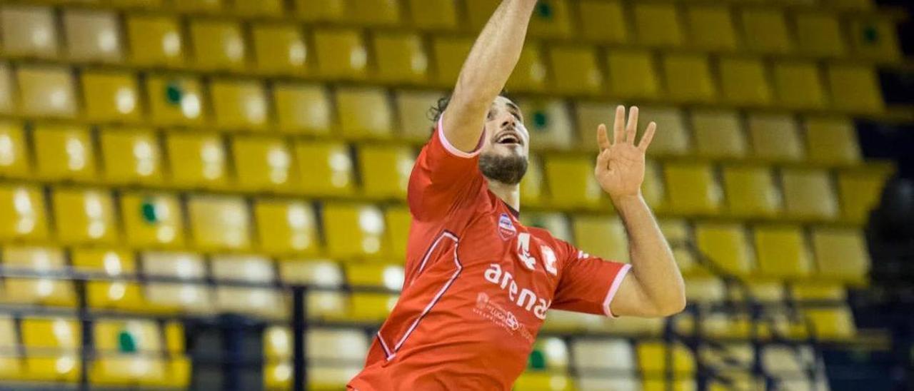 Brandon Rattray ejecutando un saque en el partido de cuartos del &#039;playoff&#039; de la temporada pasada ante el Guaguas