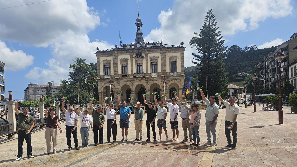 Escanciado en la plaza del Ayuntamiento, este martes, para festejar la declaración.