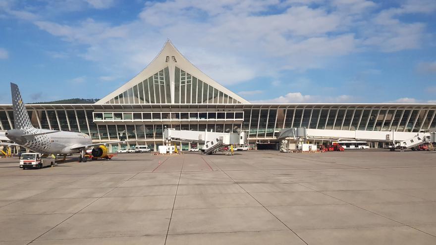 Un avión hace un aterrizaje de emergencia en Bilbao por una urgencia médica