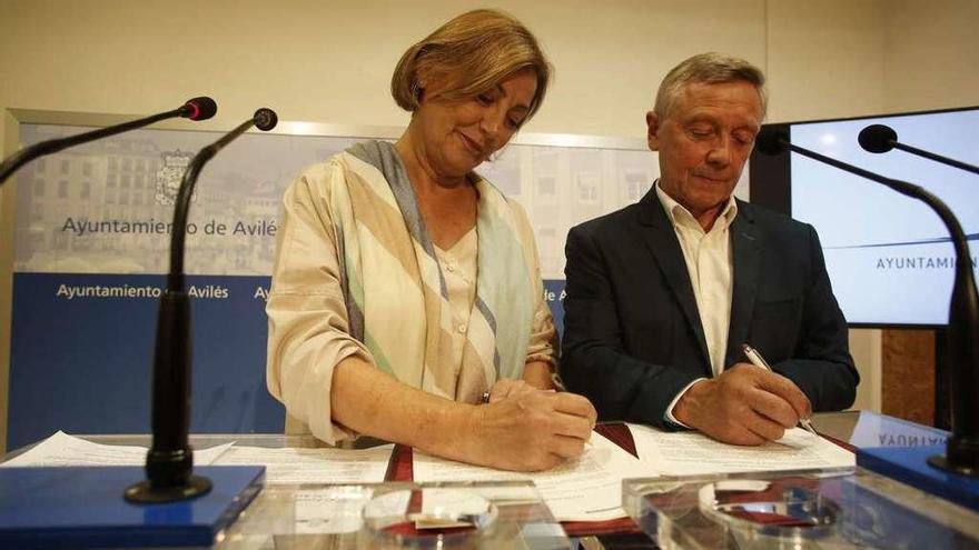 Mariví Monteserín y José Manuel García, &quot;Roxín&quot;, ayer, durante la firma del convenio en el Ayuntamiento