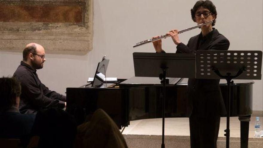 Fernando Barba interpreta con la flauta travesera una obra en un concierto ofrecido en Zamora