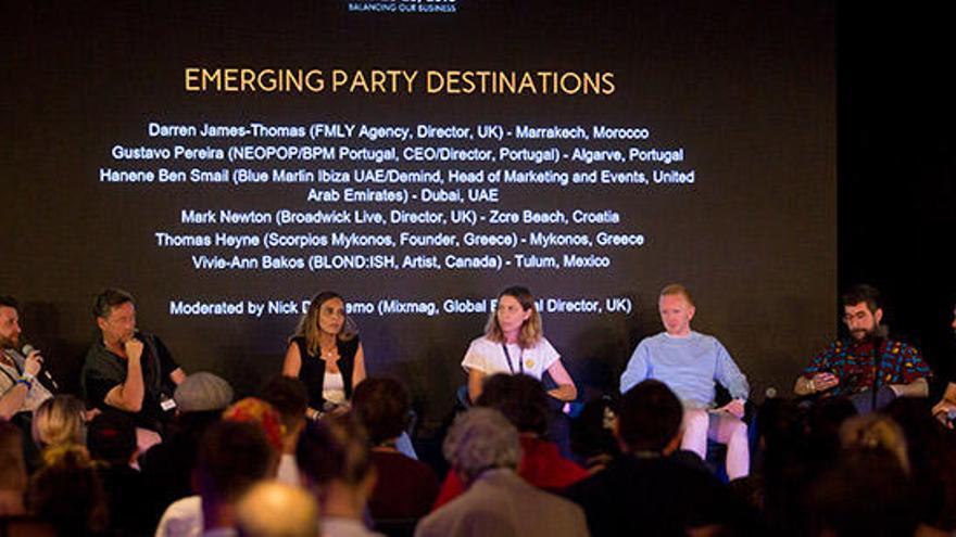 Los ponentes de la charla sobre destinos de fiesta emergentes, ayer sobre el escenario.