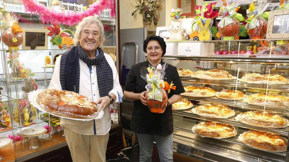Los responsables de la confitería Tábora de Santiago posan con las roscas de Pascua
