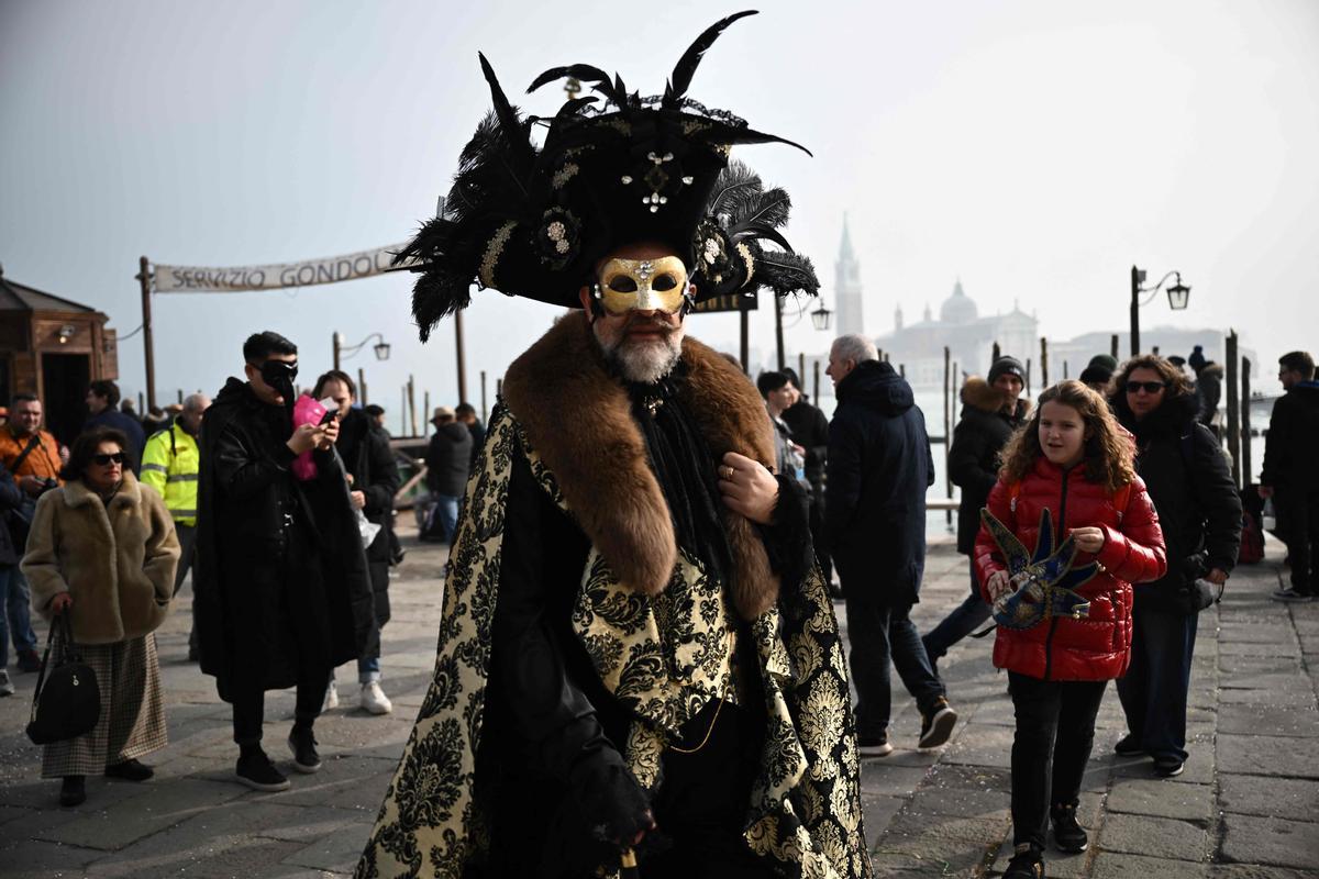 Trajes tradicionales desfilan durante el carnaval de Venecia