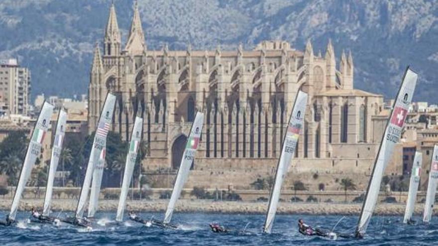 Los Nacra 17 durante una de las dos mangas que disputaron ayer en la bahía de Palma.