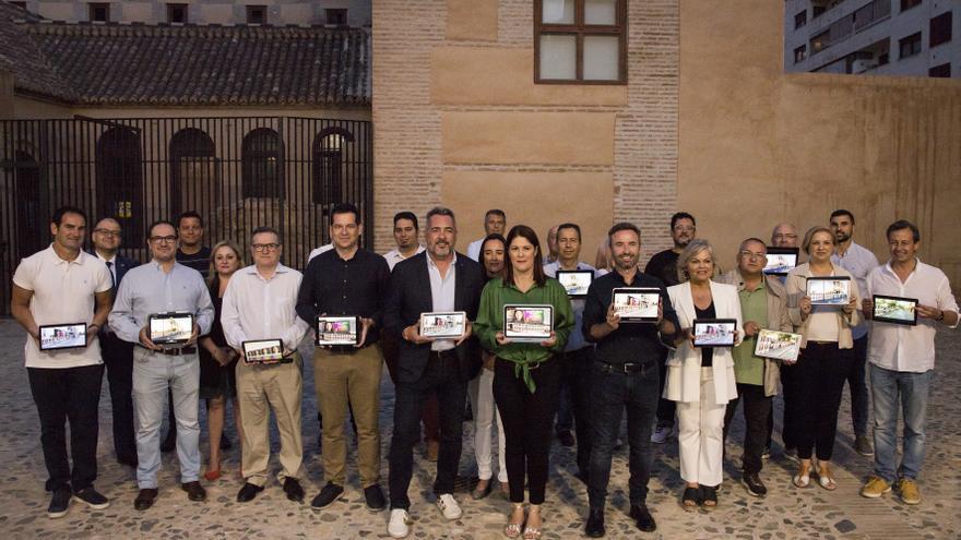 El diputado y viceportavoz de Ciudadanos, Guillermo Díaz; el presidente de CS Andalucía, Andrés Reche, y la candidata de la formación en Málaga, Noelia Losada, junto a miembros de la lista y la dirección provincial en el arranque de la campaña.