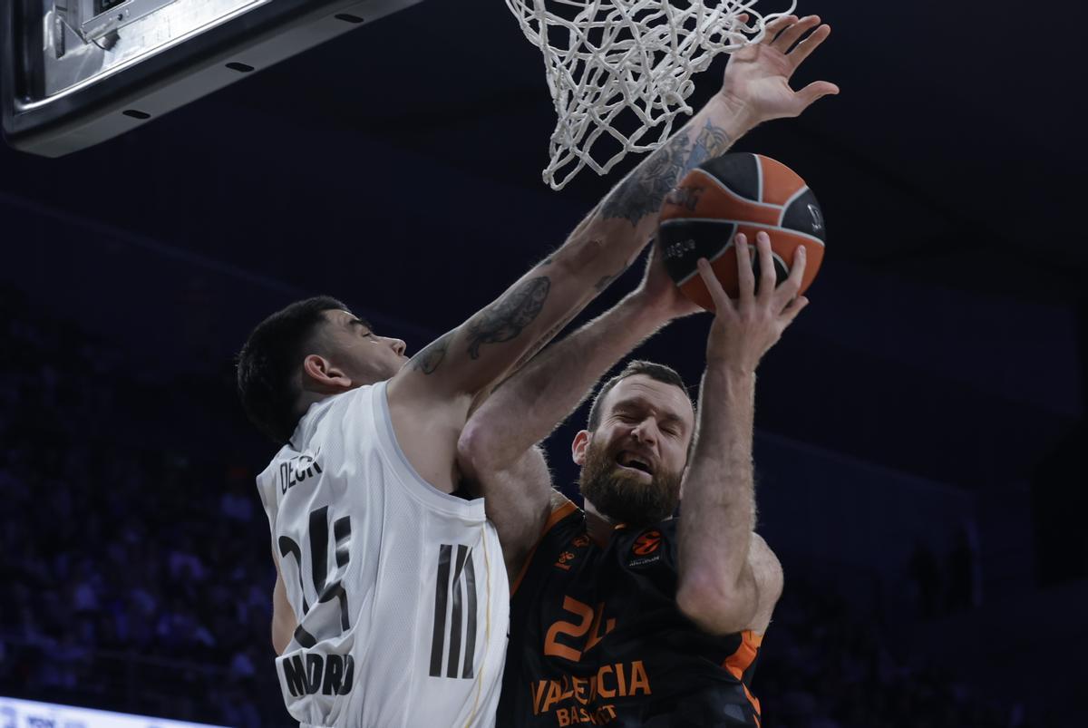 Tavares y Costello durante el Madrid - Valencia Basket de Euroliga