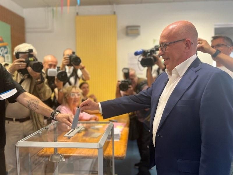 Líderes políticos franceses votan en la segunda vuelta de elecciones legislativas