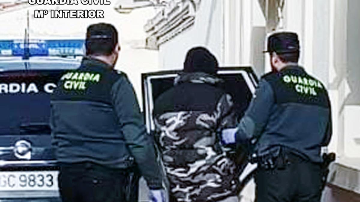 La Guardia Civil acompaña al detenido en Albudeite tras una intensa huida