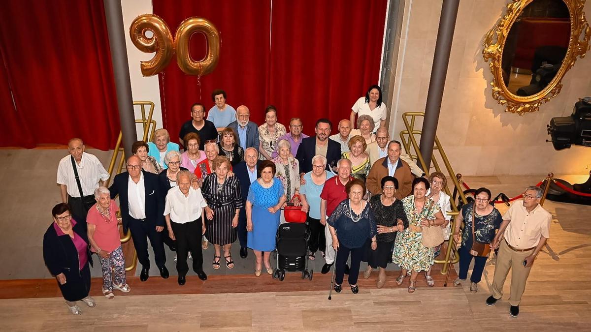 Los homenajeados posan con el alcalde de Elche y la edil de Mayores