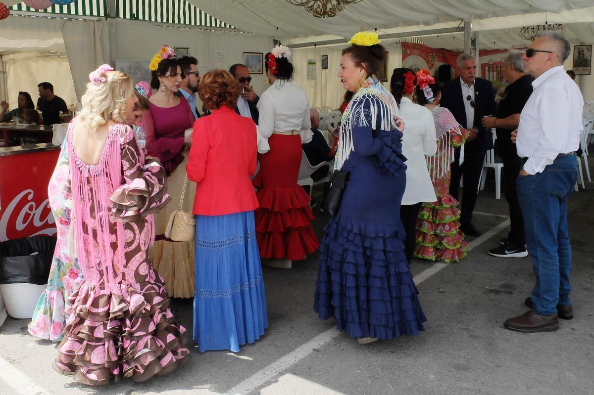 Ambiente al mediodía en una de las casetas instaladas en la Feria Andaluza de Elche en el parking de Candalix este sábado