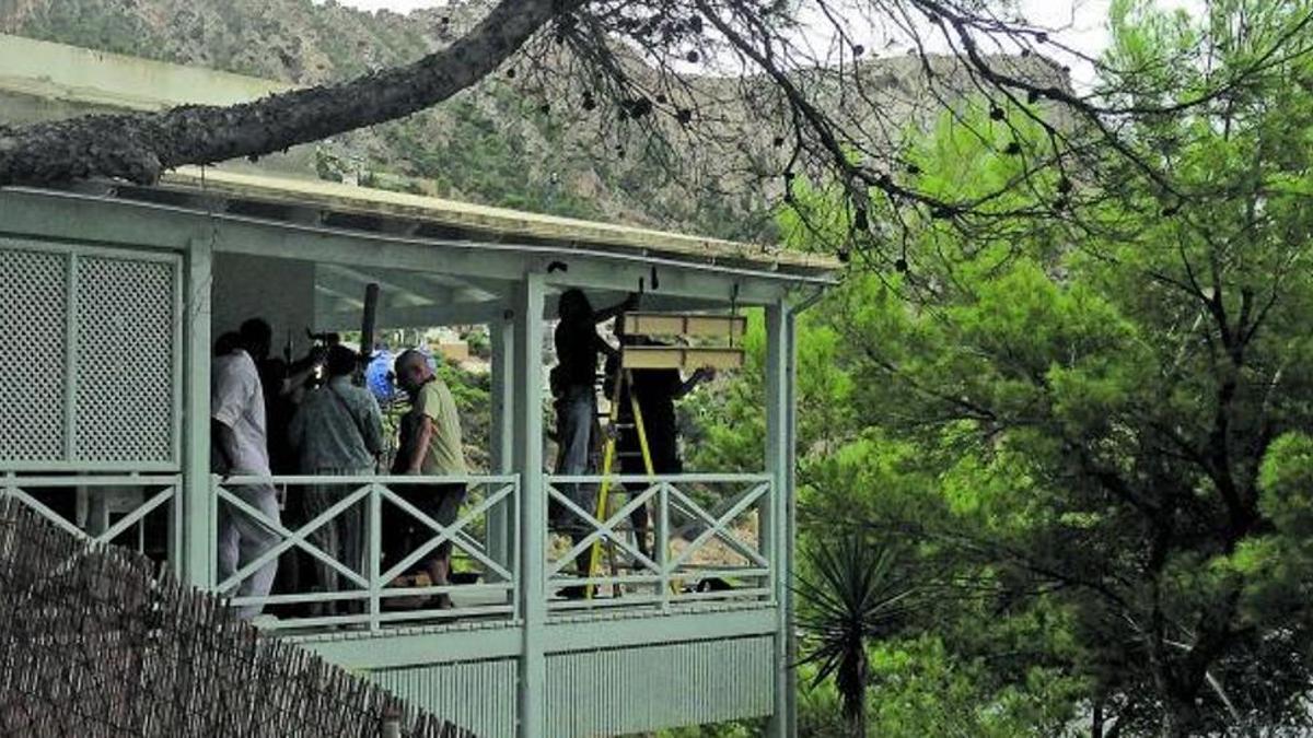 Preparativos del rodaje ayer en la casa que Fernando Trueba tiene en Cala Llamp.