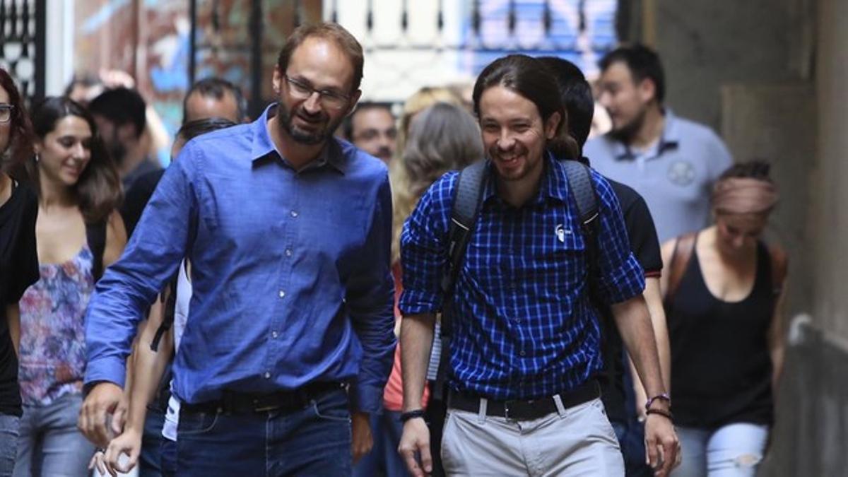 Joan Herrera y Pablo Iglesias, este viernes, antes de su reunión en la sede de ICV.