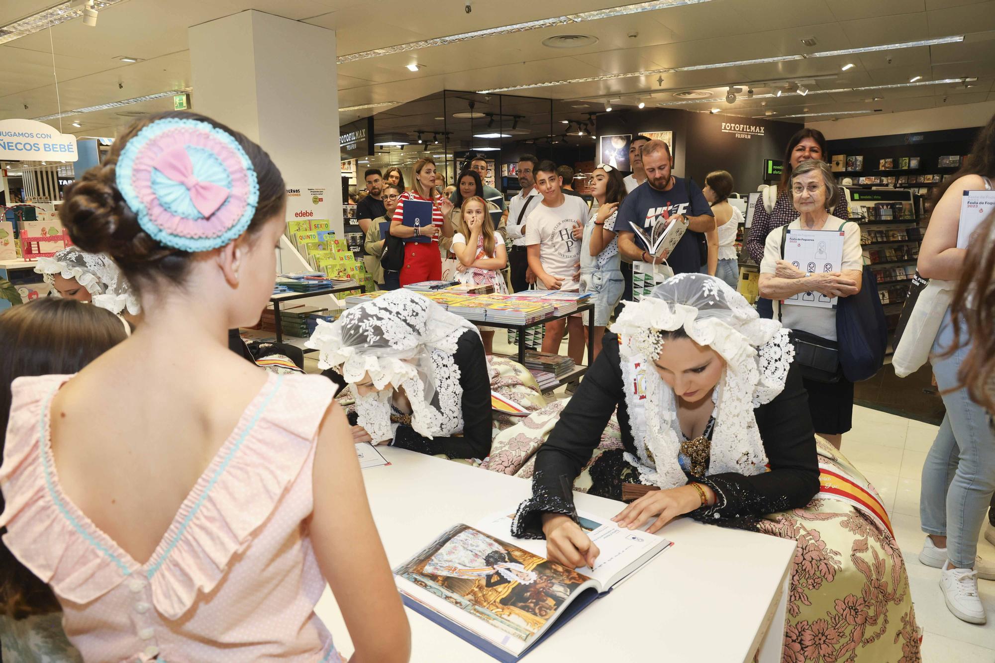 Les Belleas del Foc y sus Damas de Honor firman el Festa de Fogueres en El Corte Inglés