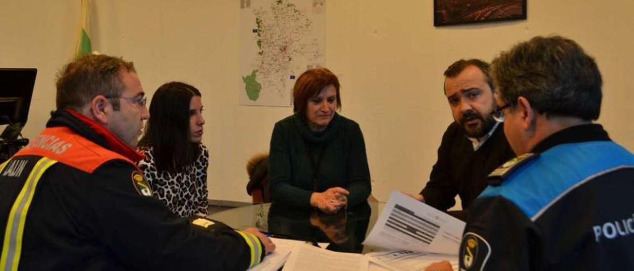 Víctor Blanco, Lara R. Peña, Celia Alonso, Rafael Cuiña y Jesús L. Cuñarro, ayer, durante su reunión.