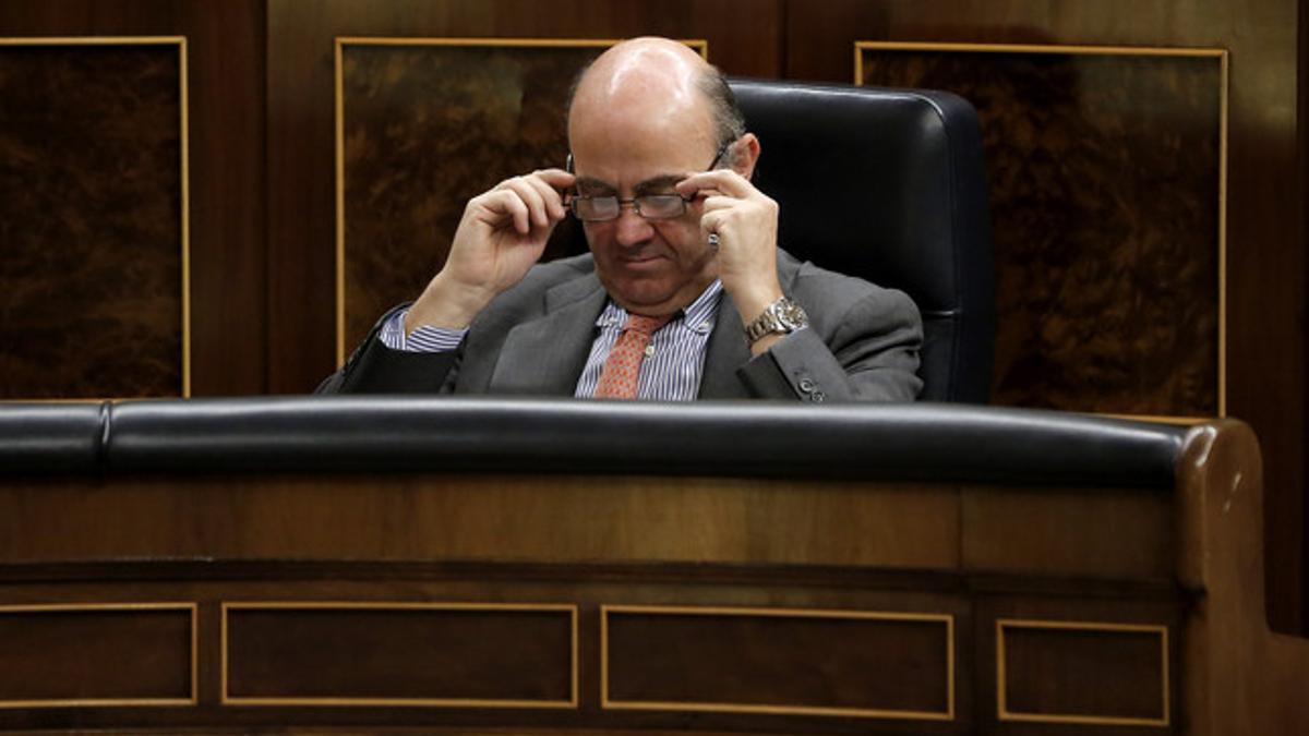 Luis de Guindos, durante la sesión de control, este miércoles en el Congreso.