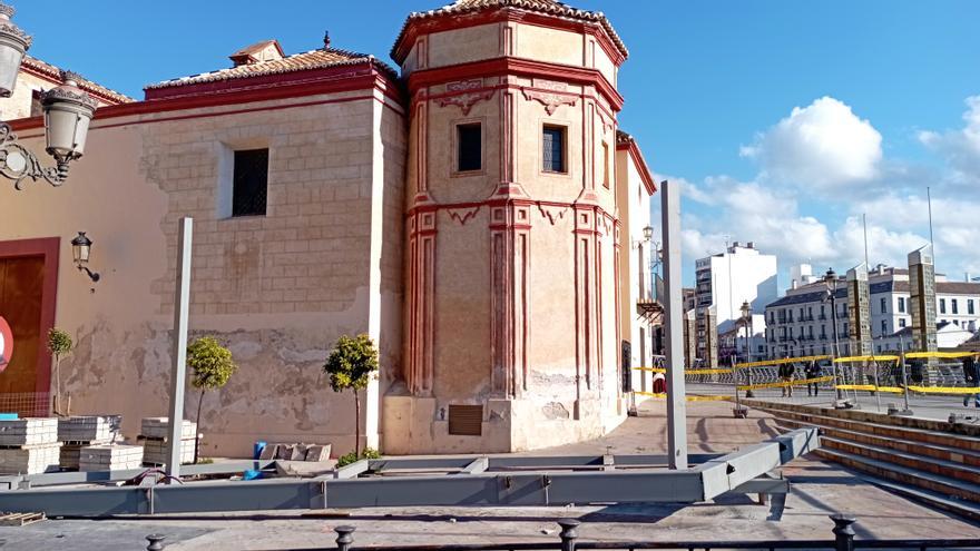 Obras de instalación de la pérgola delante de la torre octogonal barroca de Santo Domingo