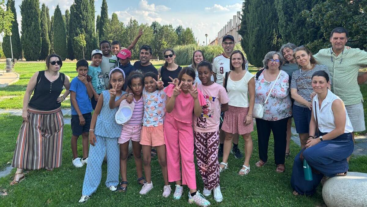 Familias alcalaínas con los niños recién llegados del Sáhara