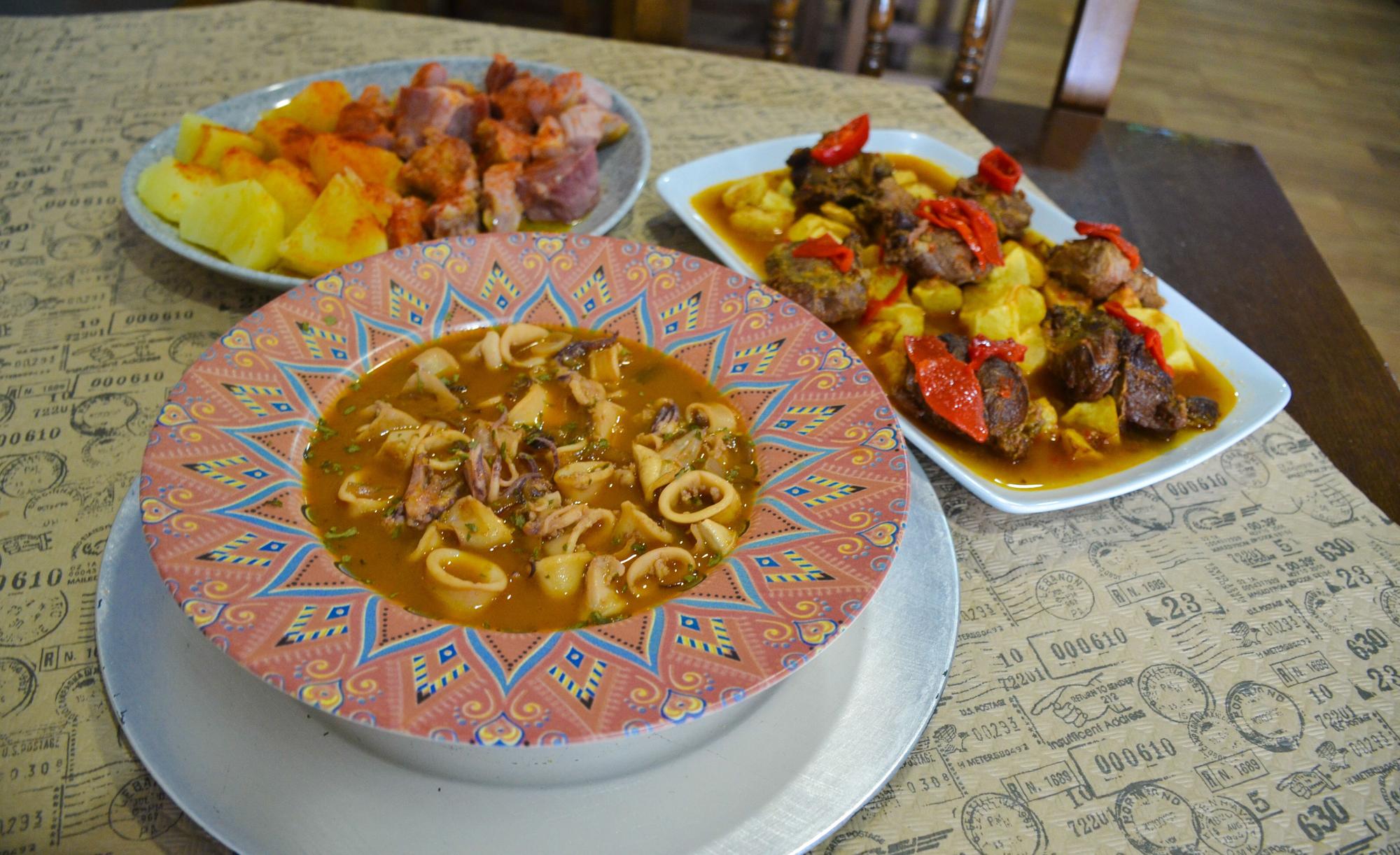 Chipirones a la sidra, carrilleras con patatas y pimientos y lacón con grelos en Casa Eliseo.