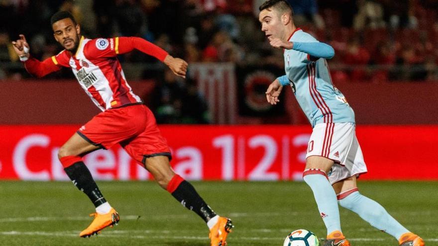 Aspas intenta superar a un jugador del Girona // Eddy Kelele