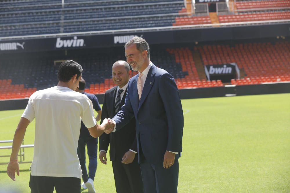 El rey Felipe VI felicita a la plantilla del Valencia CF por conseguir la Copa