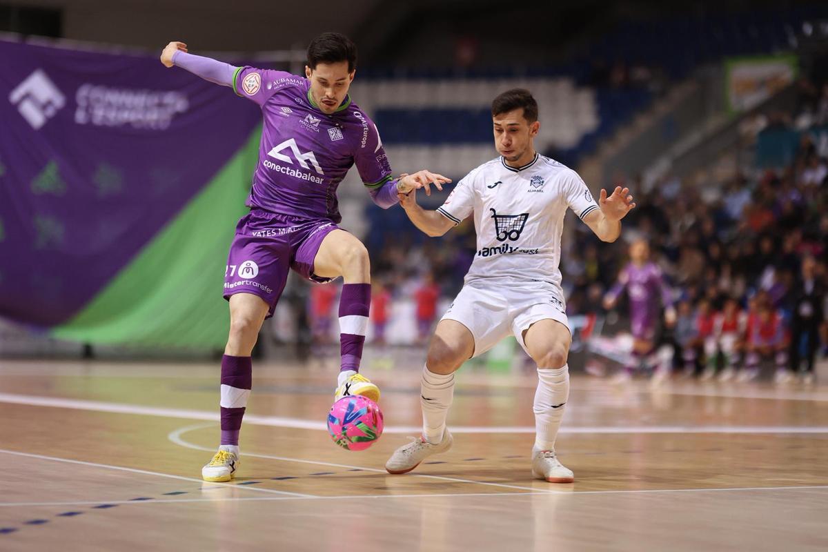 Ernesto controla el balón ante un jugador del Alzira